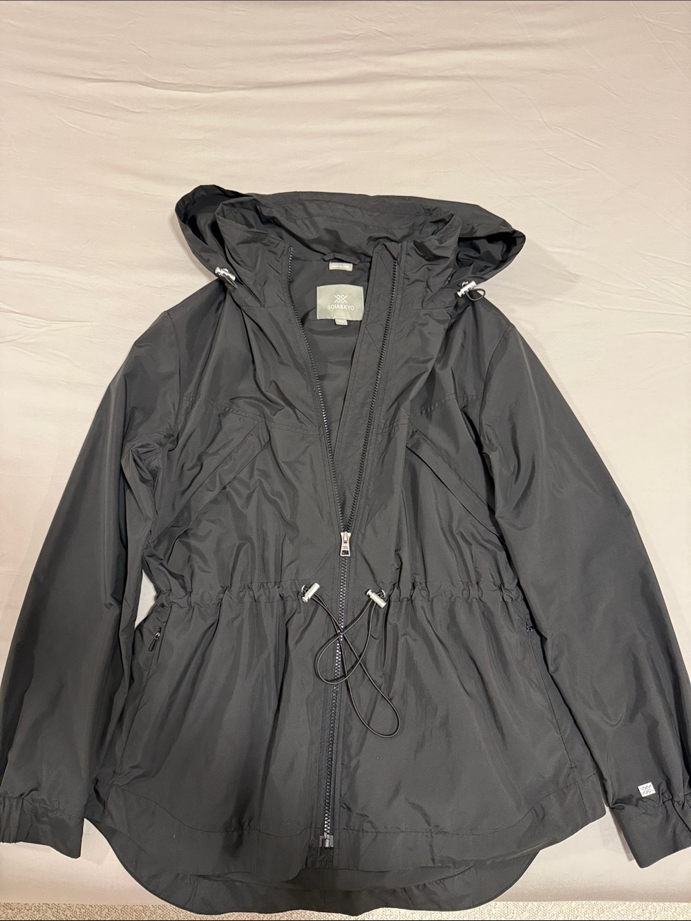 Soia & Kyo Lightweight Hooded Rain jacket/windbreaker in Black (M)
